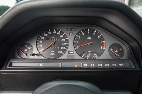 BMW M3 E30 "Cecotto" (1989) - Tacho bis 260 km/h, roter Drehzahlbereich jenseits von 7000 Umdrehungen