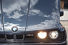 BMW M3 E30 "Cecotto" (1989) - böser Blick bei geöffneter Motorhaube