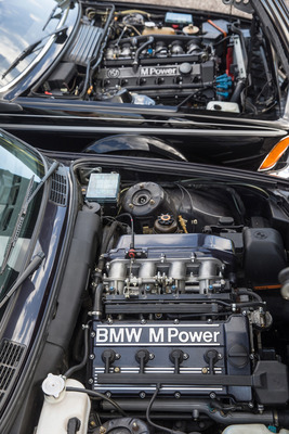 BMW M3 E30 "Cecotto" (1989) - im Vordergrund der S14-Motor des M3, der im Prinzip den abgeschnittenen Zylinderkopf des M1-Motors (hinten, im M 635 CSI eingebaut) erhielt