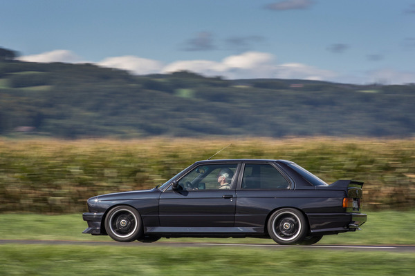 BMW M3 E30 "Cecotto" (1989) - mit Front- und Heckspoiler, sowie Kotflügelverbreiterungen und Schürzen