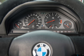 BMW M3 E30 "Cecotto" (1989) - sauber gezeichnete Instrumente, Öltemperatur-Instrument anstatt Verbrauchsanzeige