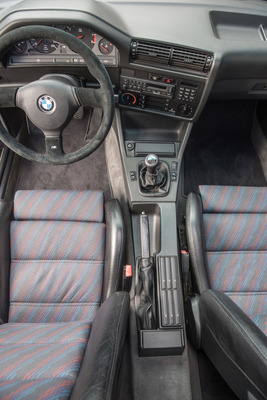 BMW M3 E30 "Cecotto" (1989) - schmaler Kardantunnel mit C-Box für die Audiokassetten