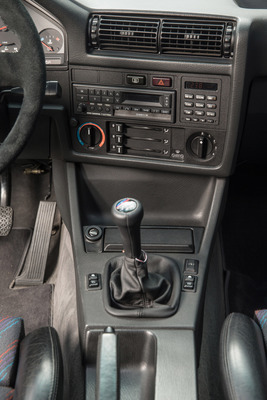 BMW M3 E30 "Cecotto" (1989) - zum Fahrer hin geneigte Mittelkonsole