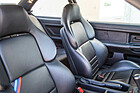 BMW M3 E36 (1992) – Auch auf den Sitzen prangen die drei M-Streifen.