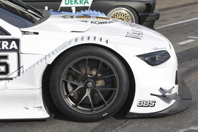 BMW M3 E92 DTM (2012) - breite Räder und ein Frontspoiler, der bis zum Boden reicht