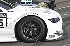 BMW M3 E92 DTM (2012) - breite Räder und ein Frontspoiler, der bis zum Boden reicht