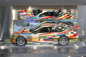 Bild BMW M3 GT2 (2010) - Art Car mit der Bemalung von Jeff Koons - Sonderschau im BMW-Museum in München 2018