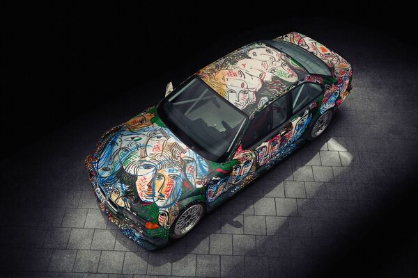 Bild: BMW M3 GTR (1992) – menschliche Figuren und Emotionen