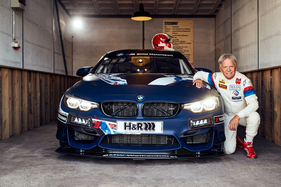 BMW M4 GT4 (2020) - Junges Auto, alter Fahrer. Marc Surer neben dem aktuellen BMW M4 GT4