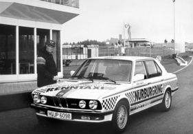 BMW M5 (1986) - der E28-M5 wurde auch als Renntaxi eingesetzt, hier unterschreibt Niki Lauda auf der Motorhaube