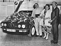 BMW M5 (1987) - der eintausendste M5 wird von Wolfgang Peter Flohr (rechts) an das Ehepaar Krampertz ausgeliefert