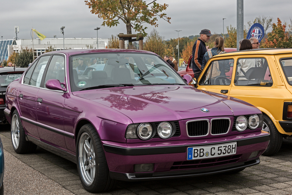 BMW M5 – 340 PS in "Lila Metallic" aus dem BMW-Individual-Programm – Retro-Saisonabschluss 2024
