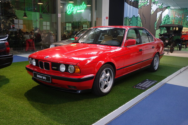 Bild BMW M5 E 34 von 1992 - Sonderschau Supercars 2 in der Autoworld Brüssel 2022/2023