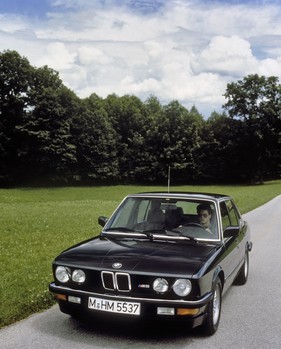 BMW M5 E28 (1985) - unterwegs im M5 der ersten Generation