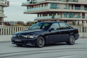 Bild zu Artikel Broad Arrow mit Ferdinand Piëchs BMW M5 und einem unrestaurierten Flügeltürer in Zoute