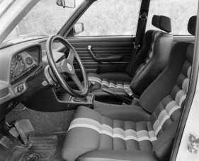 BMW M535i (1980) - Schalensitze und das Lenkrad aus dem M1 im E12