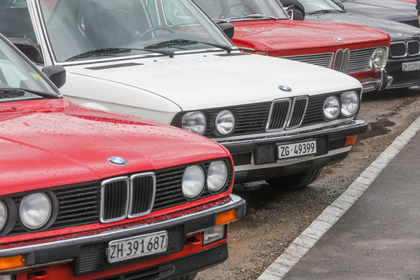 BMW-Modelle verschiedener Generationen in der Sonderschau - Oldtimer Sunday Morning Treffen Zug am 6. August 2023