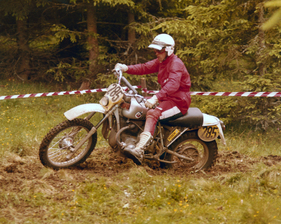 BMW R 80 G/S (1980) - BMW-Entwicklungsingenieur Lazlo Perez auf seiner Geländemaschine an der Gelände-Europameisterschaft in Amtzell, Deutschland BMW R 80 G/S (1980) - BMW-Entwicklungsingenieur Lazlo Perez auf seiner Geländemaschine an der Gelände-Europameisterschaft in Amtzell, Deutschland