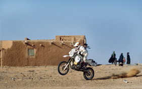 BMW R 80 G/S (1980) - Gaston Rahier stürmt auf der Werks-BMW durch die Wüste - Im Gegensatz zu den Einsätzen an den Geländemeisterschaften waren die Siege an den Wüstenrallyes werbewirksam und zogen Verkaufserfolge nach sich