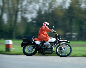 BMW R 80 G/S (1980) - Schrillrote Sitzbank, und als weitere Skurrilitäten den Elektrostarter nur gegen Aufpreis und Montagemöglichkeit für einen Kunststoff-Seitenkoffer nur rechts