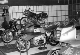 BMW R 90 RS (1980) - Motorrad, Verklei- dung, Packtaschen und Bekleidung aus dem gleichen Haus - Genfer Autosalon 1980