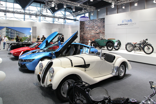 Bild: BMW-Sportwagen von einst und heute - 328, i8 und M1 - Retro Classics Bavaria 2016