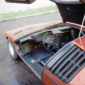 BMW Turbo (1972) - Blick durch die geöffnete Flügeltüre auf das Cockpit
