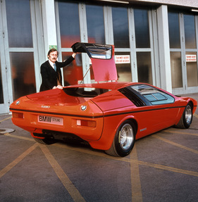 BMW Turbo (1972) - Portrait von Paul Bracq hinter dem BMW Turbo stehend BMW Turbo (1972) - Portrait von Paul Bracq hinter dem BMW Turbo stehend