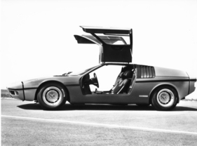 BMW Turbo (1973) - hoher Platzbedarf nach oben für die weit öffnenden Flügeltüren BMW Turbo (1973) - hoher Platzbedarf nach oben für die weit öffnenden Flügeltüren
