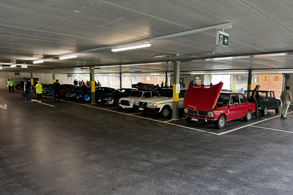 Bild: BMW, Volvo und Alpine - Oldtimer und Neoklassiker in den überdachten Parkgeschossen des Catrina Resort - 5. Oldtimer Treff Survselva 2024