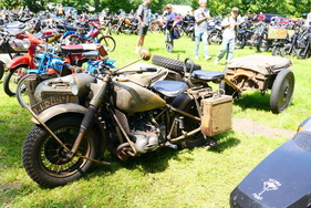 BMW-Wehrmachtsgespann mit Anhänger, Stammgast in Bockhorn – Bockhorner Oldtimermarkt 2025