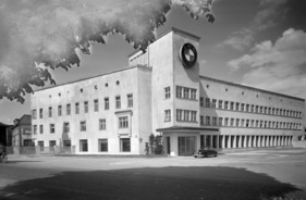 Bild BMW-Werk in München mit dem zu dieser Zeit gebauten BMW 502 (100 Jahre BMW-Werk München)