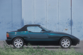 BMW Z1 (1989) - das Dach wird manuell geöffnet, ...