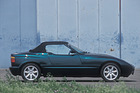 Bild: BMW Z1 (1989) - das Dach wird manuell geöffnet, ...