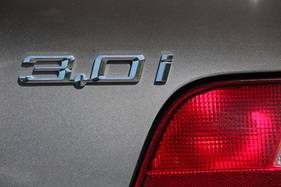 BMW Z3 3.0 Roadster (2001) - Hinweis auf den Dreilitermotor