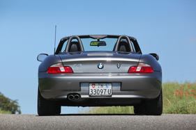 BMW Z3 3.0 Roadster (2001) - stramme Heckansicht, der Sechszylinder wirkt deutlich kräftiger als die Vierzylinderversion