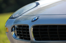 BMW Z8 (2001) - trägt stolz das BMW-Zeichen über der breiten Niere