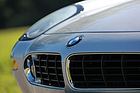 BMW Z8 (2001) - trägt stolz das BMW-Zeichen über der breiten Niere