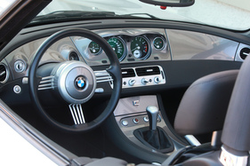 BMW Z8 (2001) - wie der Prototyp Z 07 hat auch der Serien-Z8 ein Lenkrad mit Federspeichen und zentral angeordnete Instrumente