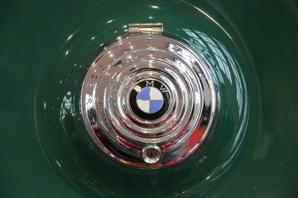 BMW-Zeichen auf Blech und Chrom - Motorworld Classics Berlin 2019
