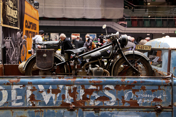 BMW Zweizylinder-Maschine auf patiniertem Transporter - Bremen Classic Motorshow 2020