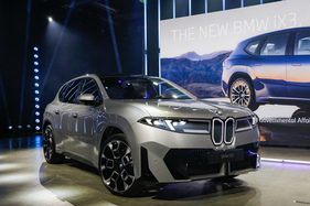 BMW iX3 (2025) - der erste Abkömmling der neuen "neuen Klasse" - erst im Jahr 2026 zu kaufen - auf der "Media Stage" der 38. Auto Zürich 2025