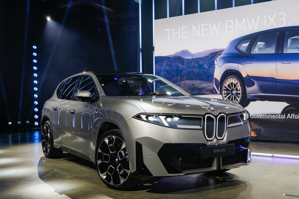 BMW iX3 (2025) - der erste Abkömmling der neuen "neuen Klasse" - erst im Jahr 2026 zu kaufen - auf der "Media Stage" der 38. Auto Zürich 2025