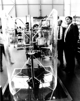 BMW präsentiert an einem 1 zu 1 Modell wie aufwändig die Technologie des lambdasondengeregelten Dreiwegkatalysators ist - Genfer Automobilsalon 1985