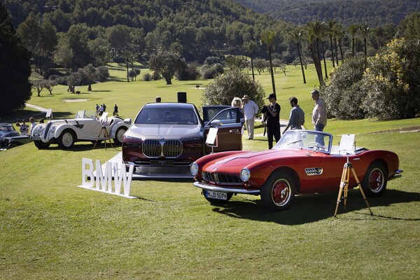 BMW präsentiert einen BMW 507 neben dem neuen Siebener und einem 328 - Mallorca Classic Week 2022