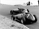 BRM P25 (1959) - GP Holland Zandvoort: Der Zweikampf um die Spitze zwischen Jack Brabham im Mittelmotor-Cooper und Joakim Bonnier, dem späteren Sieger, im BRM
