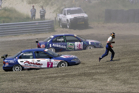 Bad Vibrations - Ford Mondeo (1994) Boutsen hat sein Renngerät in den Sand gesetzt und flüchtet im Laufschritt