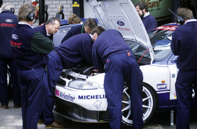 Bad Vibrations - Ford Mondeo (1996) Mechaniker und Ingenieure bei der Intensiv-Behandlung im Mondeo-Motorraum