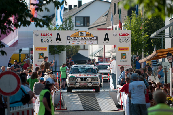 Bild Bald geht es los! Die Fahrzeuge auf der Startrampe verlassen die Rallye-Meile Richtung Werteprüfung – Eifel Rallye Festival 2013