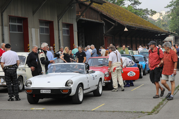 Bald geht's los, die Fahrer machen sich im Fahrerlager bereit - Oldtimer GP Brugger Schachen 2024